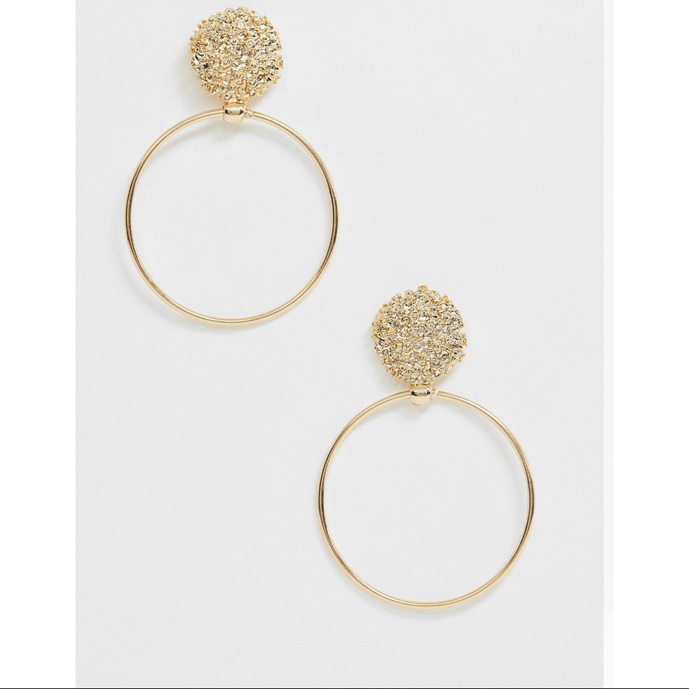 Earrings with engroved stud and circle in gold